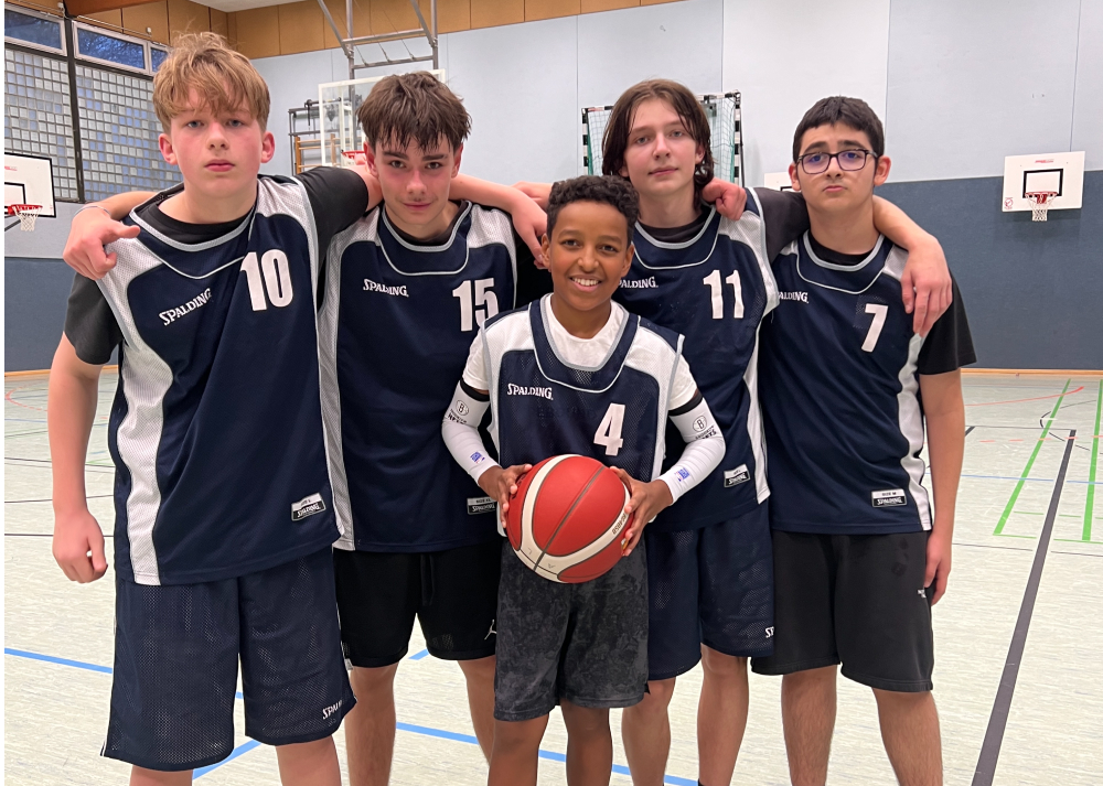 Erfolgreiche Schüler mit Basketball