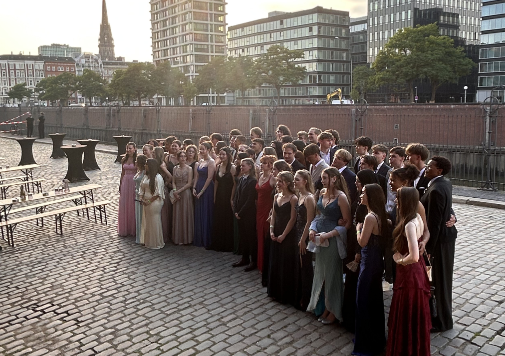 Abiturienten beim Gruppenfoto des Abiballs