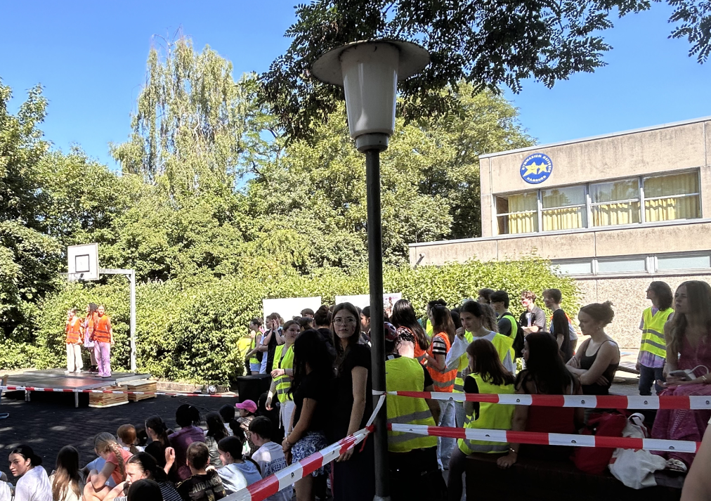 Bild des Abischerzes auf dem Schulhof