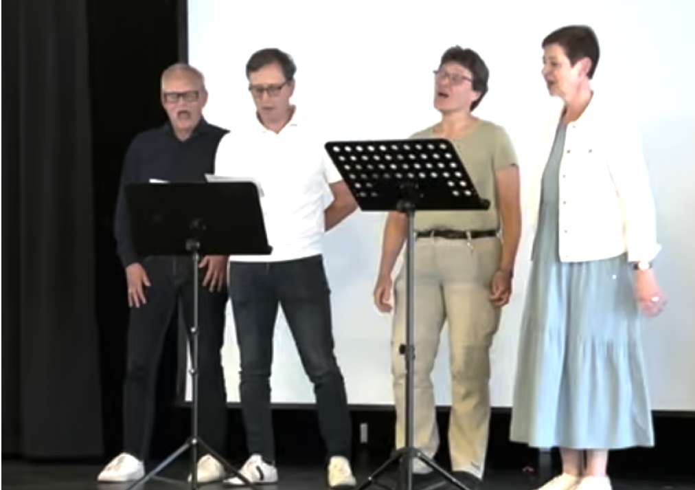 Schulleitungsteam singt zum Abschied auf der Bühne