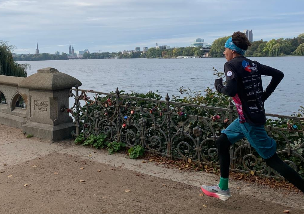 Schüler rennt an der Außenalster entlang