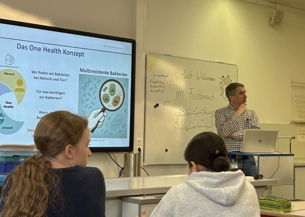 Prof. Dr. Kobloch hält einen Vortrag bei der 8b