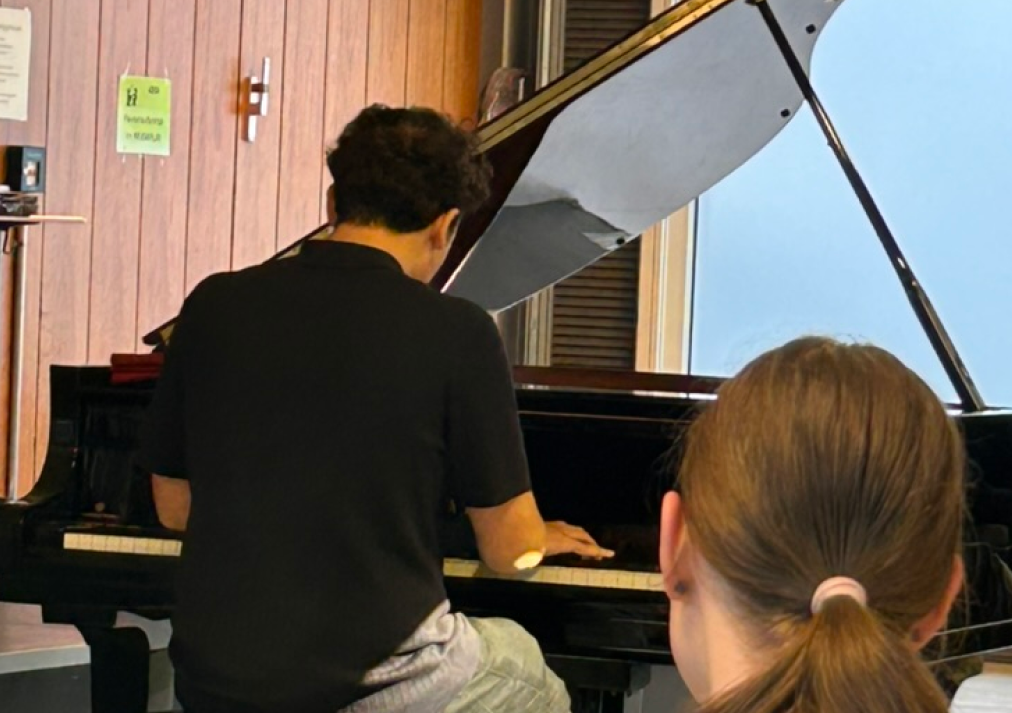 Schüler spielt am Klavier