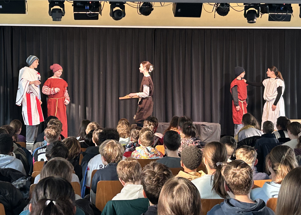 Theaterstück Latein auf der Bühne