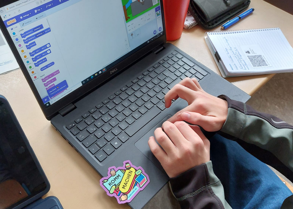 Laptop, auf dem ein Spieleprogramm geschrieben wird