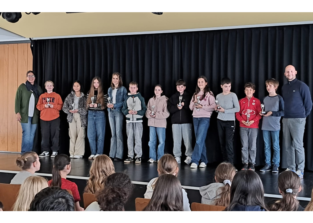 Preisträger:innen der CodeWeek auf der Bühne