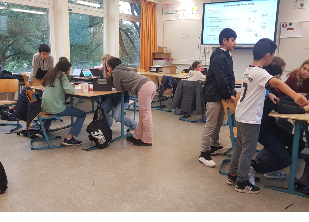 Schüler arbeiten in Gruppen während der CodeWeek