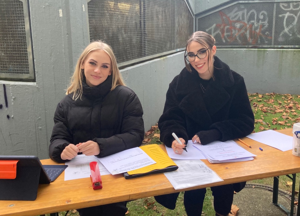 Schiedsrichterinnen beim Crosslauf