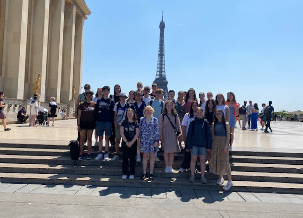 Schüler:innen vor Eiffelturm