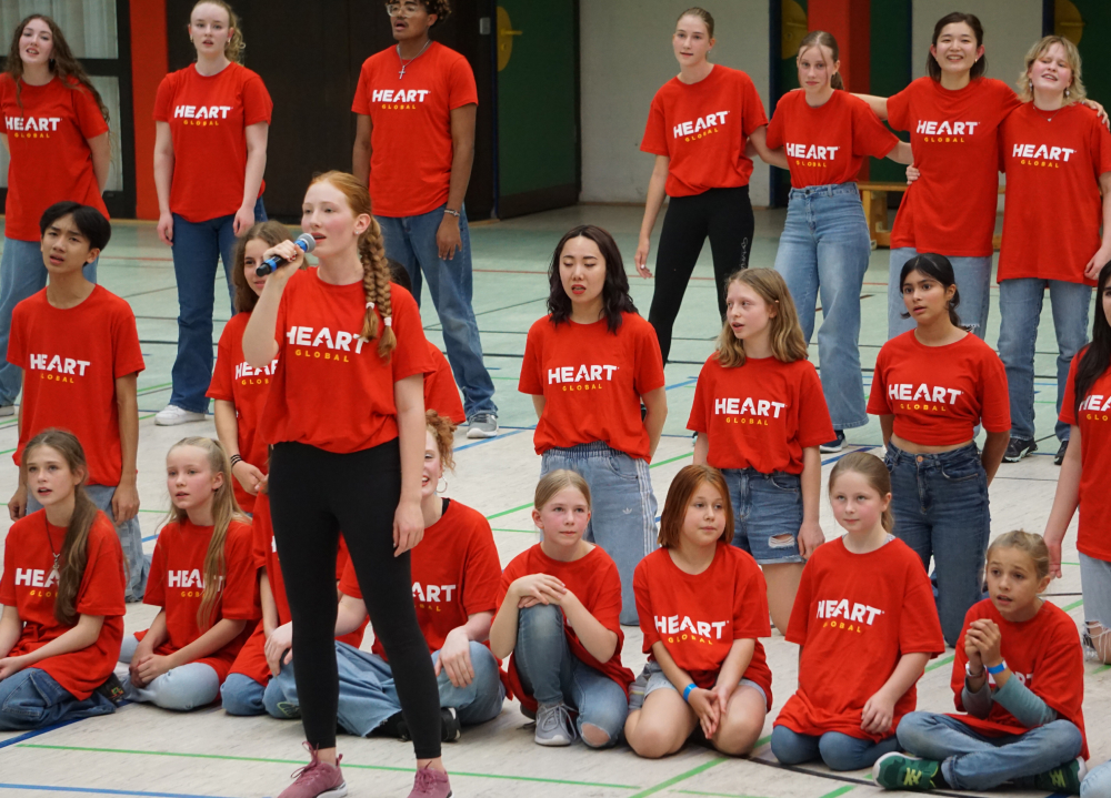 Schülerin singt Solo beim Heart Global Workshop