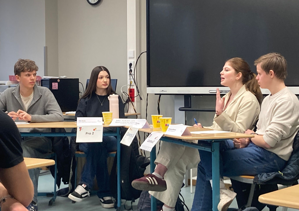 Schüler:innen debattieren im Rahmen von Jugend debattiert
