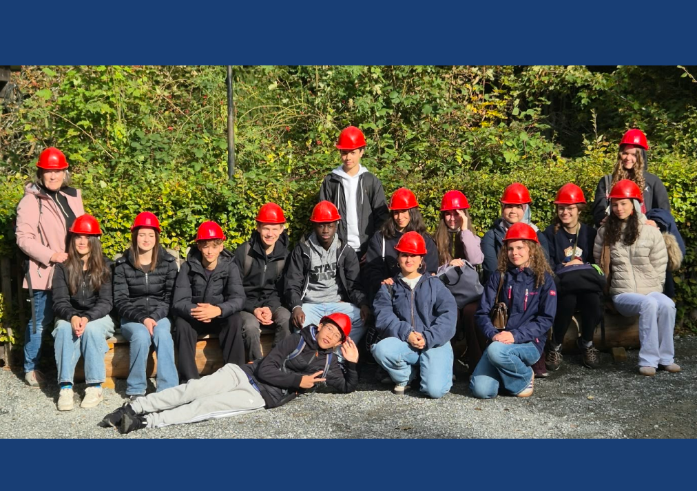 Die 9a als Gruppenbild mit roten Helmen