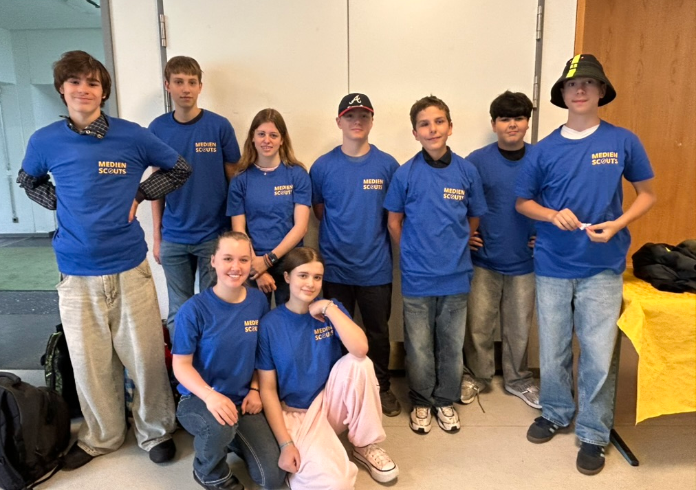 Gruppenbild der Medienscouts mit neuen T-shirts