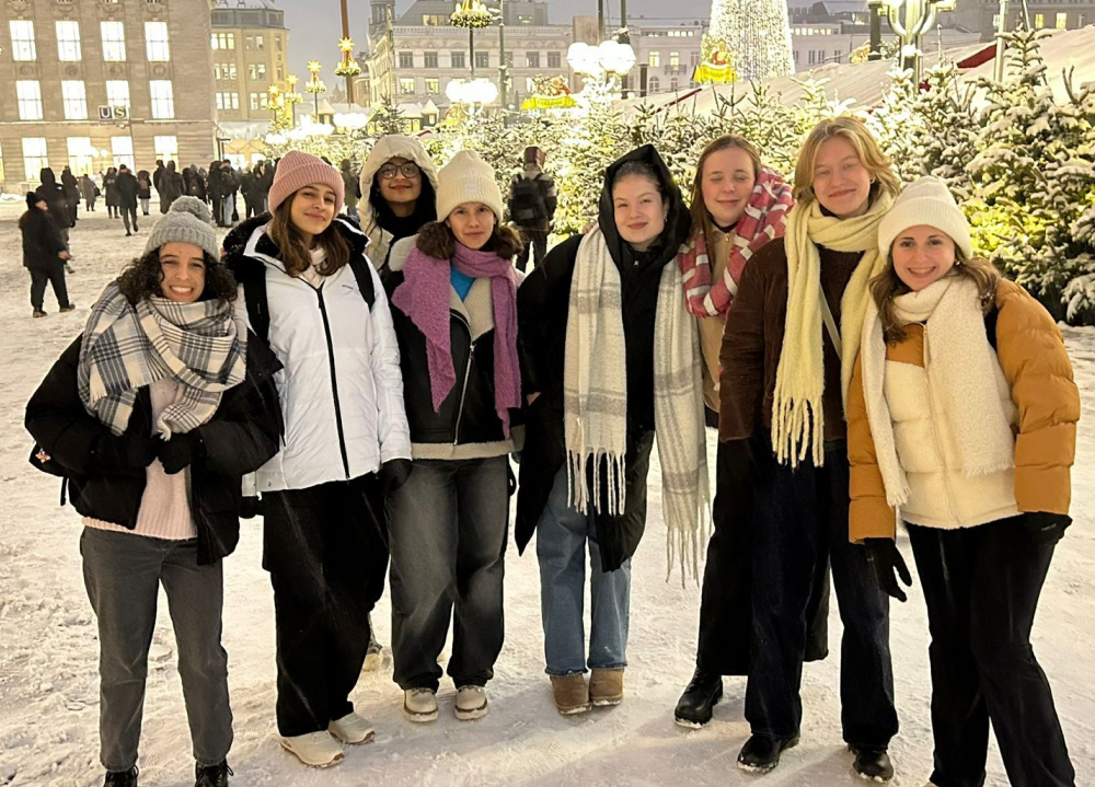 Schülerinnen auf dem Hamburger Weihnachtsmarkt
