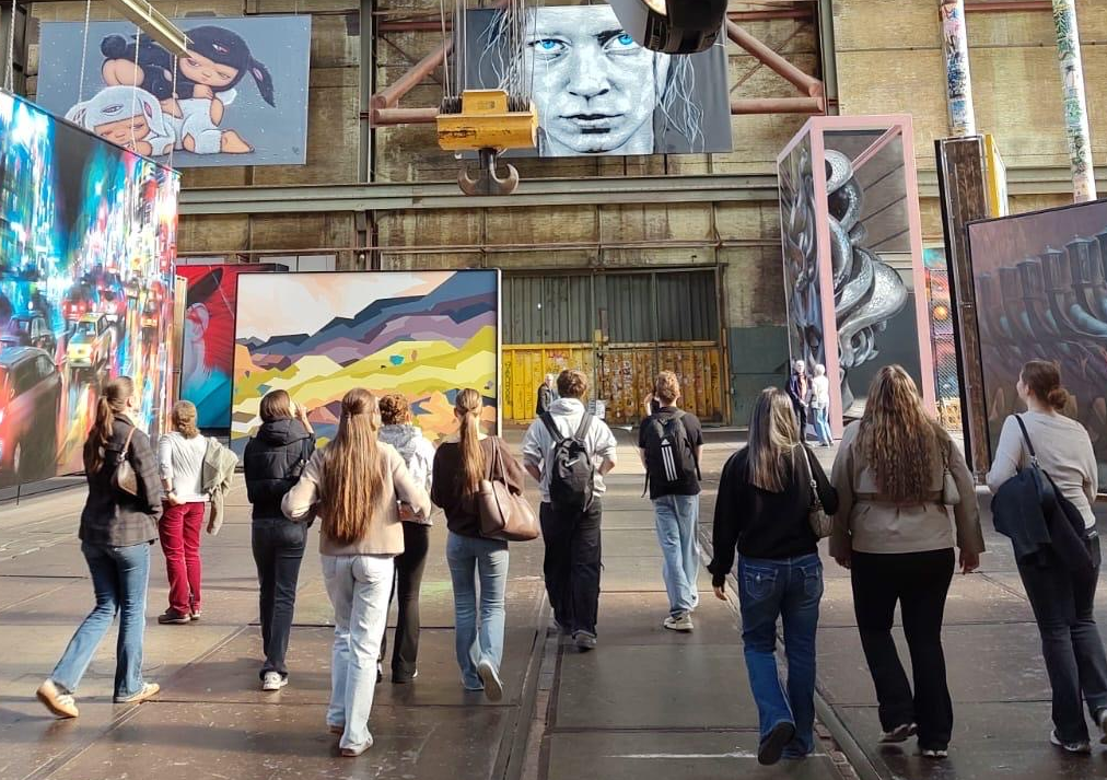 Schüler:innen in einem Museum in Amsterdam