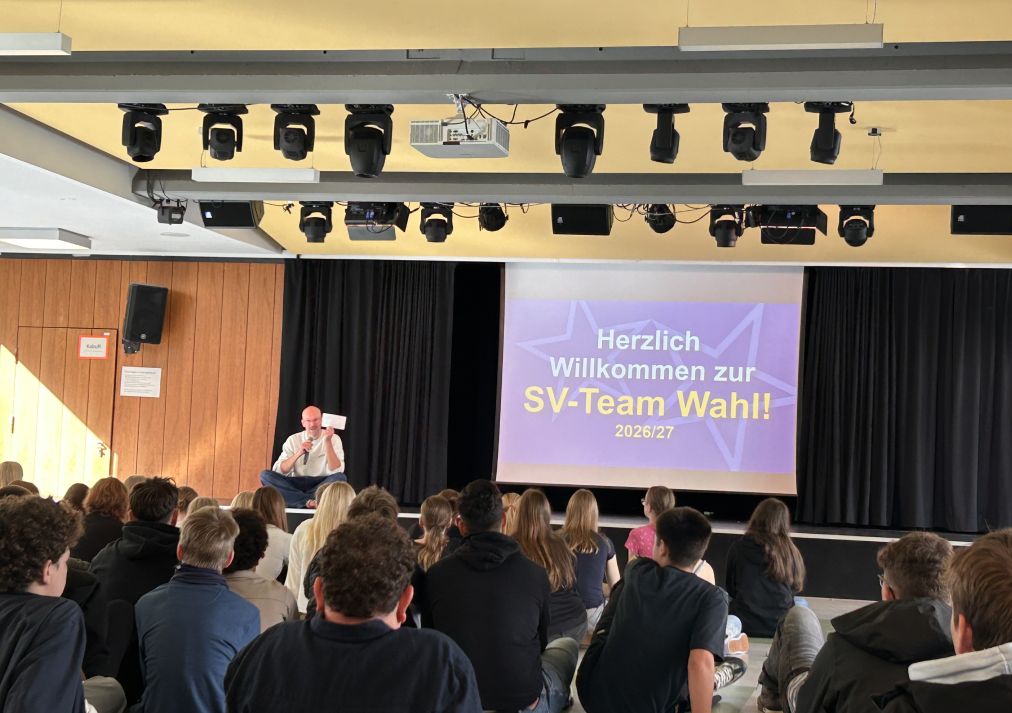 Herr leifels moderiert die Vorstellung des SV-Teams