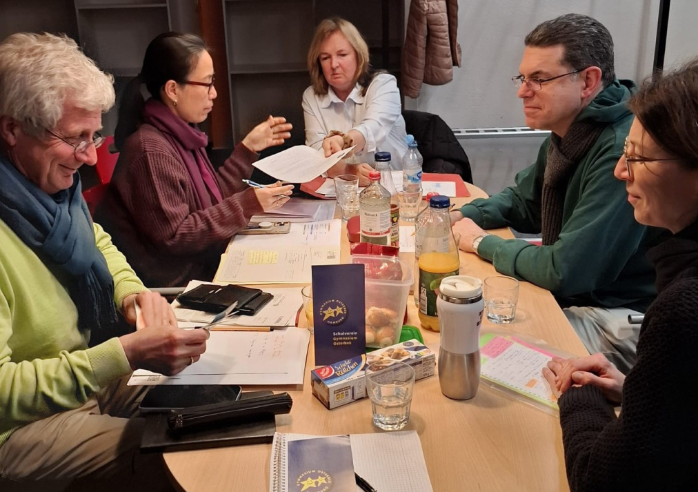 Mitglieder des Schulvereins arbeiten gemeinsam 