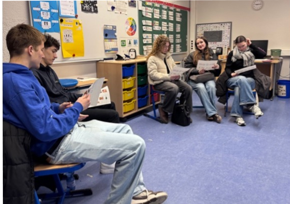 Schüler:innen tauschen sich aus