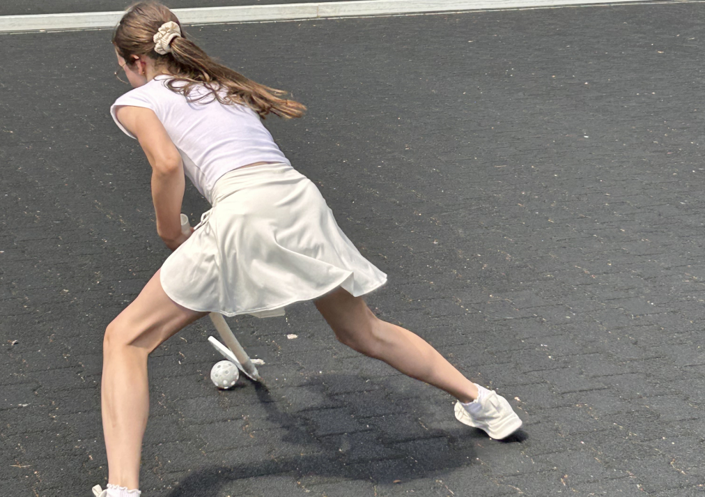 Schülerin spielt ein Unihoc-Turnier