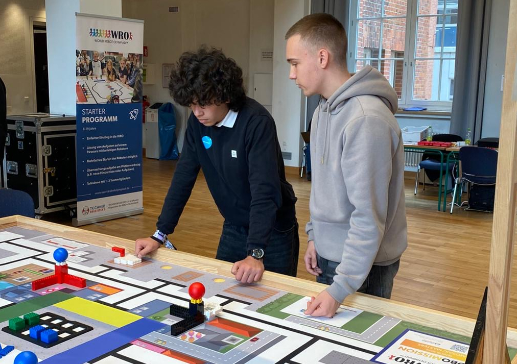 Schüler:innen beim WRO-Wettbewerb