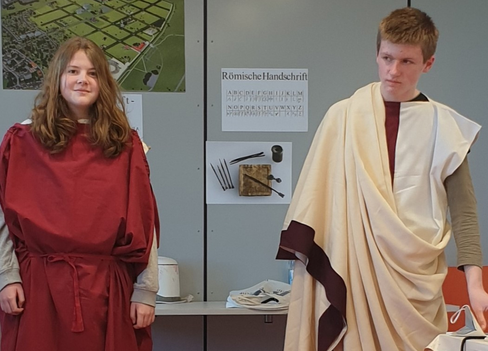Schüler:innen tragen römische Kleidung