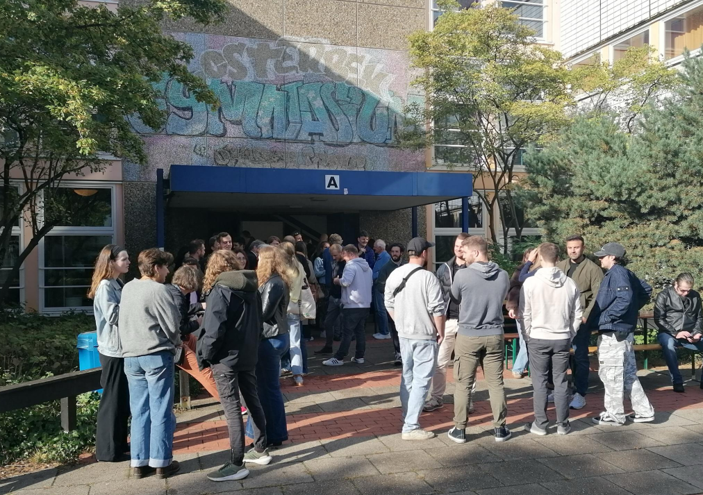 Ehemalige Schüler:innen und Lehrer:innen vor Haus A