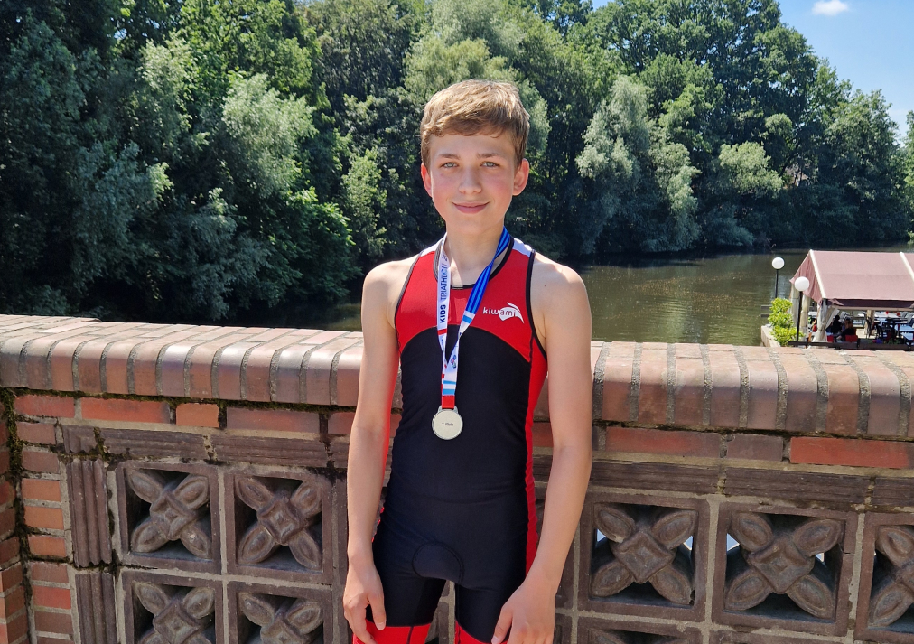 Schüler mit Medaille vom Triathlon