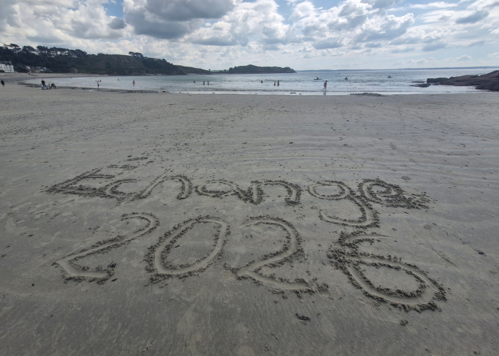 echange 2026 im Sand geschrieben