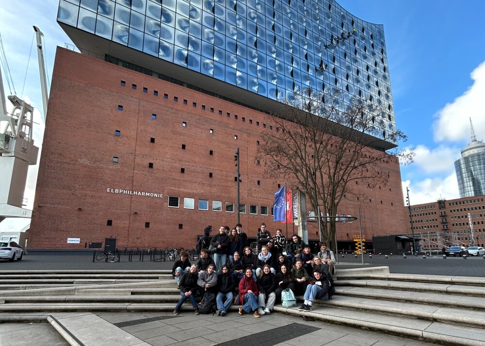 Gruppe vor der Elbphilharmonie