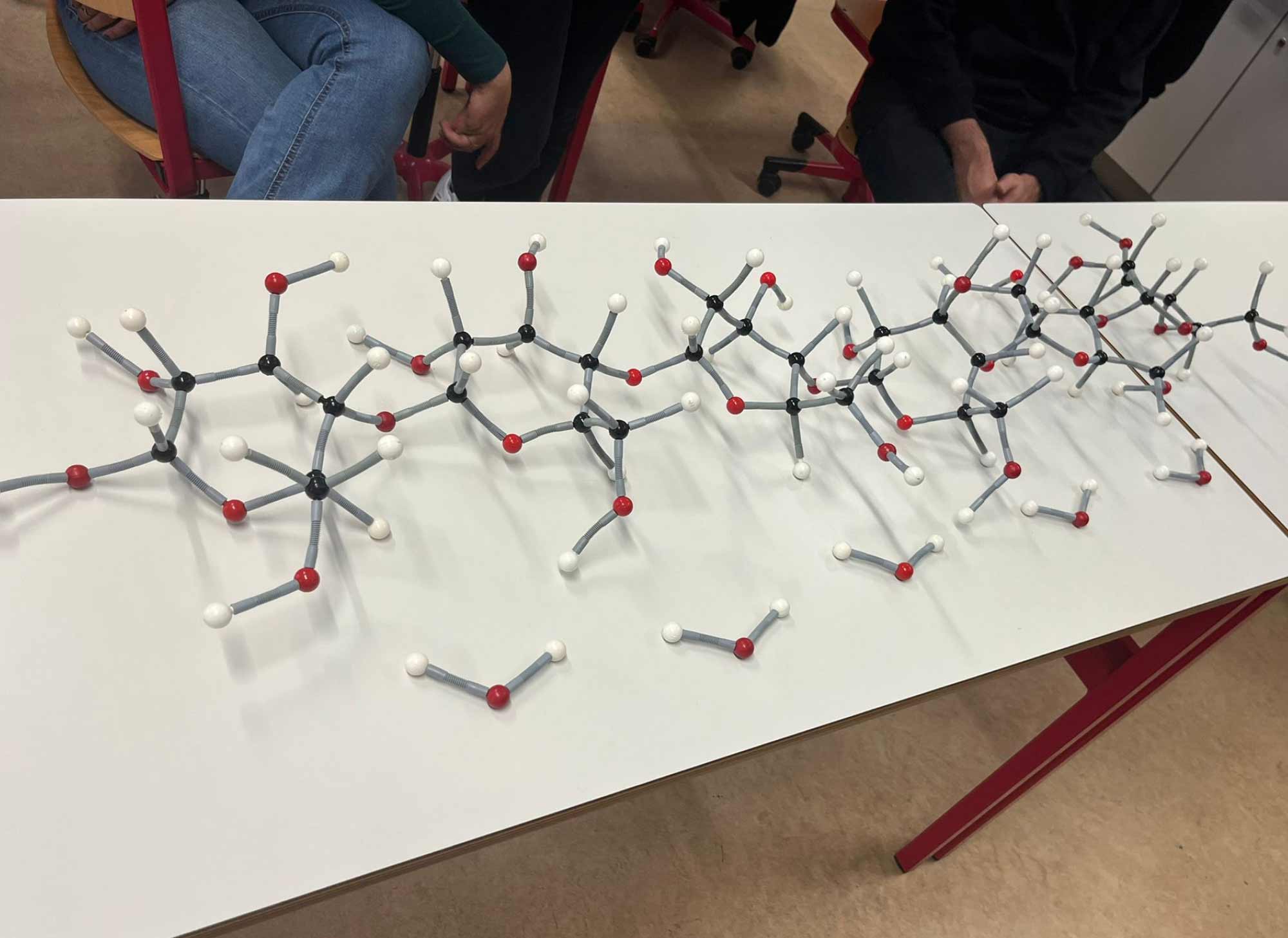 Modell von chemischen Verbindungen als Steck-Gebilde auf einem Tisch