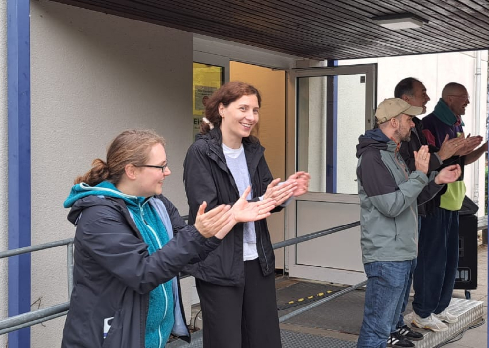 Kolleg:innen feuern Schüler:innne an