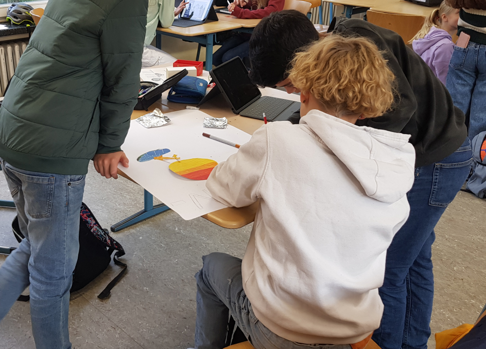 Schüler arbeiten an einem Poster