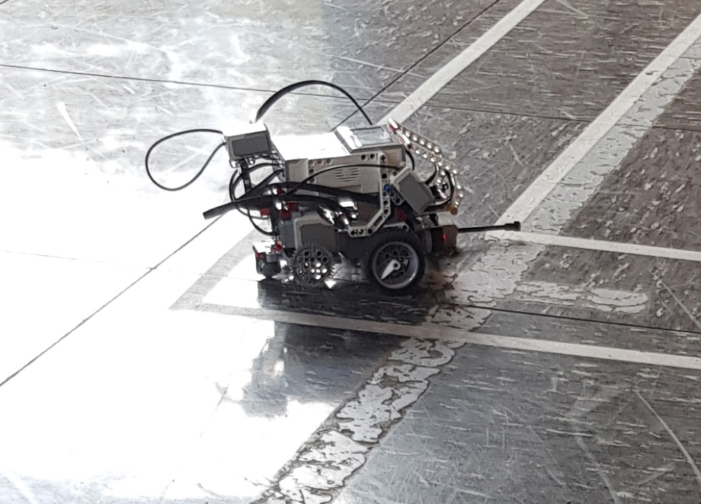 Roboter wurde von Schüler:innen programmiert