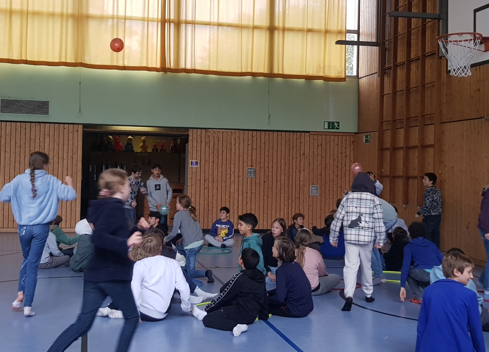 Schüler:innen in der Turnhalle