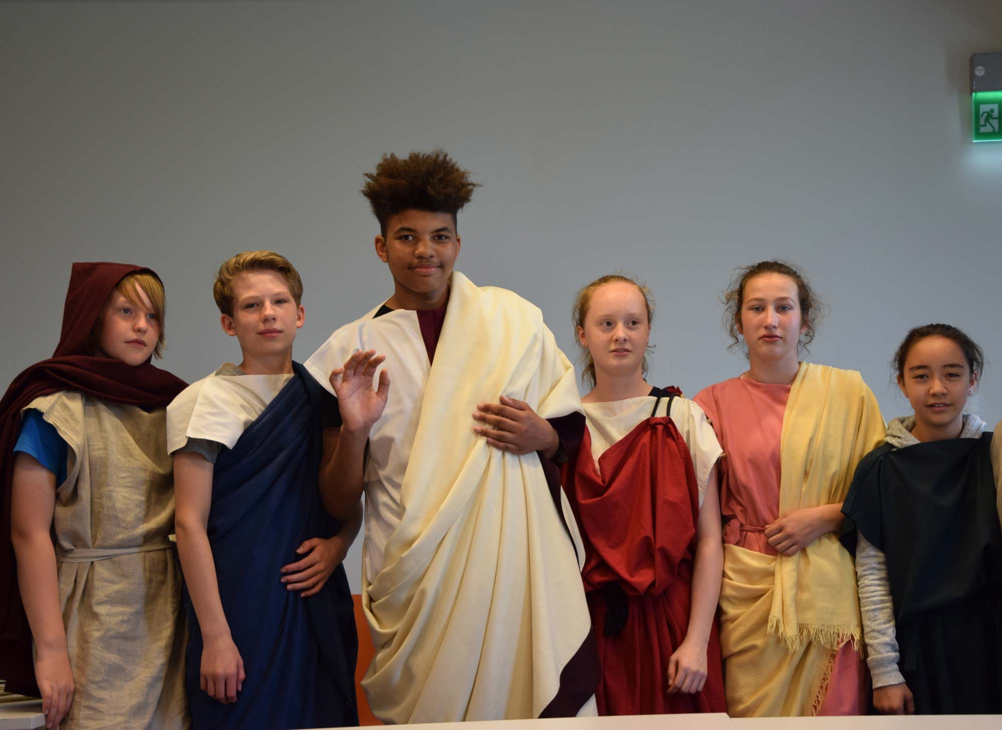 Gruppenfoto von Schüler:innen in römischer Kleidung (Toga und Tunikas)