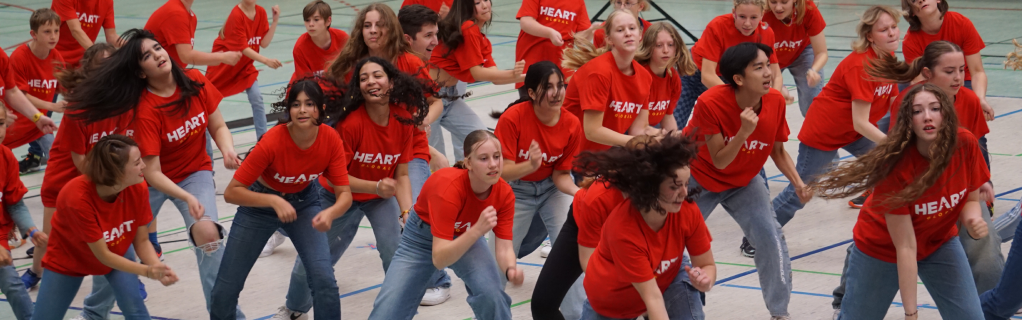 Schüler:innen tanzen bei Heart Global Workshop