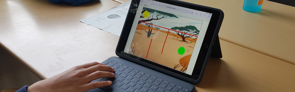 Schüler programmiert am Tablet ein Spiel