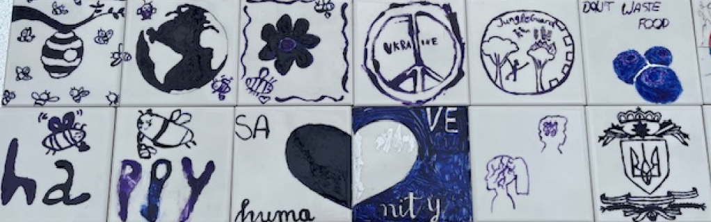 Kacheln mit Friedengrüßen der Thalia-Kunstaktion