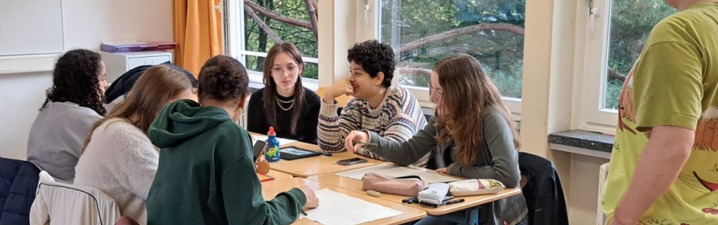 Schüler:innen arbeiten in einem Atelier an Comics