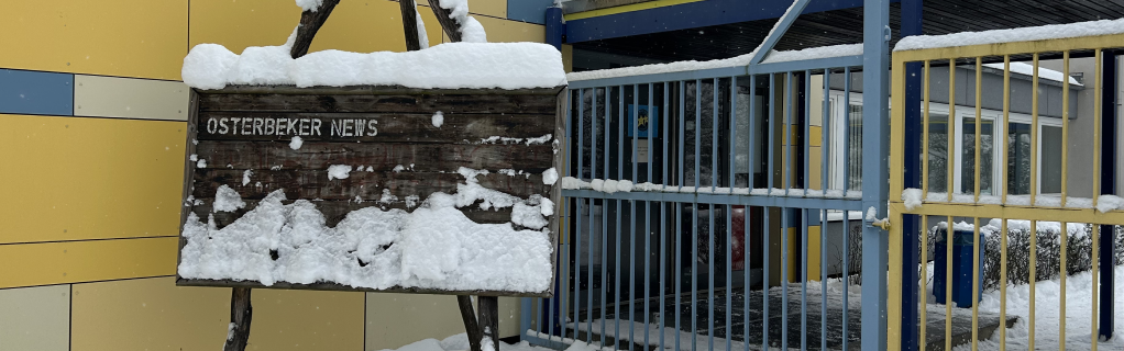 Eingang der Schule im Schnee