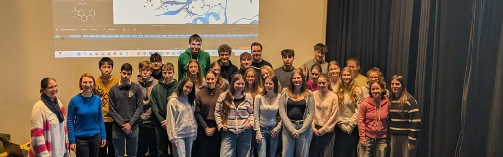 Schüler:innen auf einem Gruppenbild mit Frau Dr. Temme