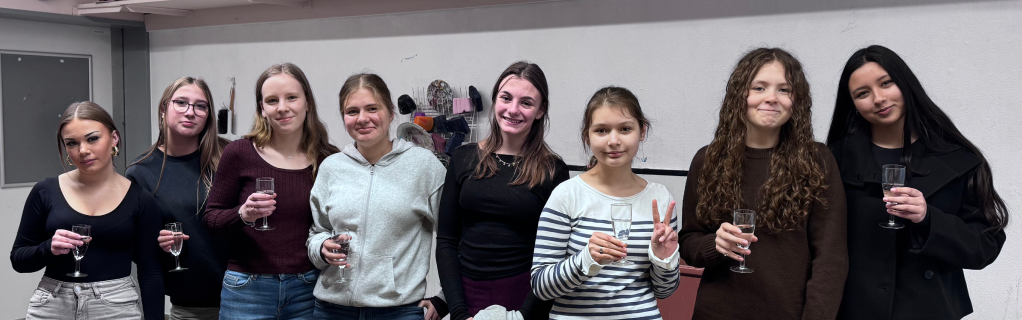 Schülerinnen stoßen auf ihren Einzug ins Finale an