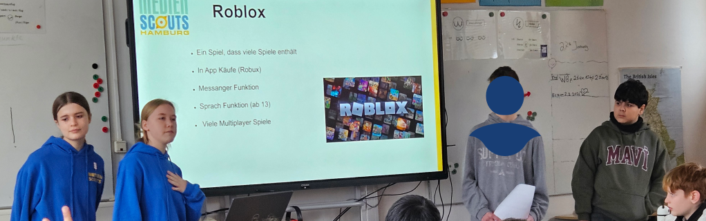 Die Medienscouts halten eine Präsentation vor 5.Klässler:innen