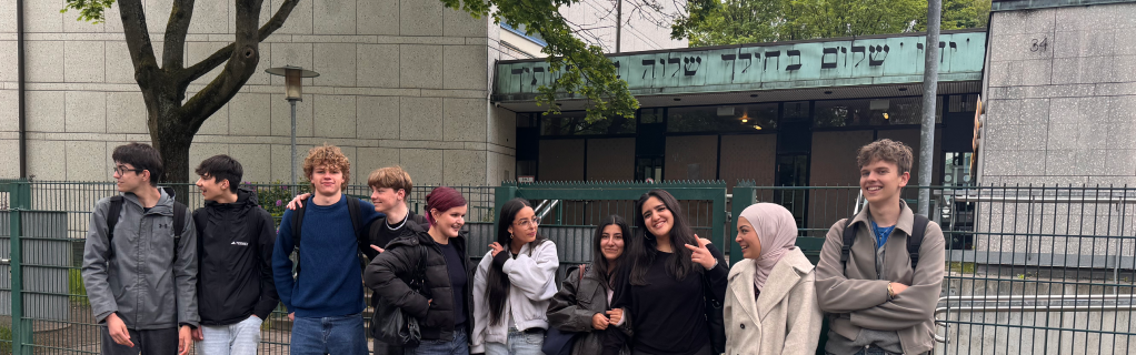 Gruppe von Schüler:innen vor einer Synagoge