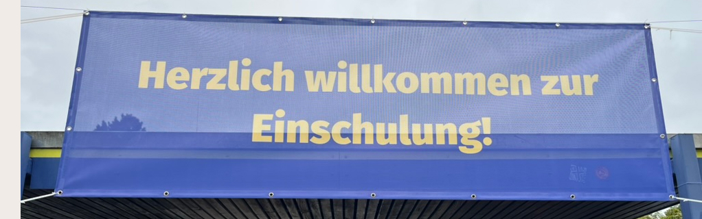 Plakat auf dem Schulhof: Herzlich willkommen zur Einschulung!