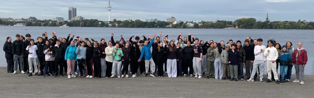 Gruppenfoto der 8.Klassen vor der Alster