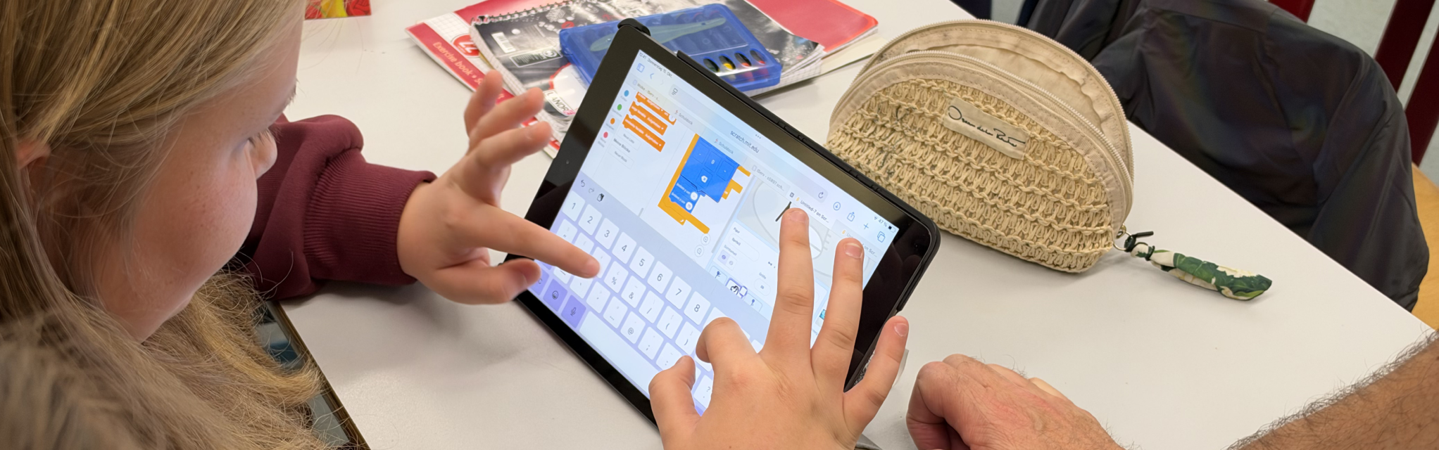 Schülerin programmiert mit Scratch