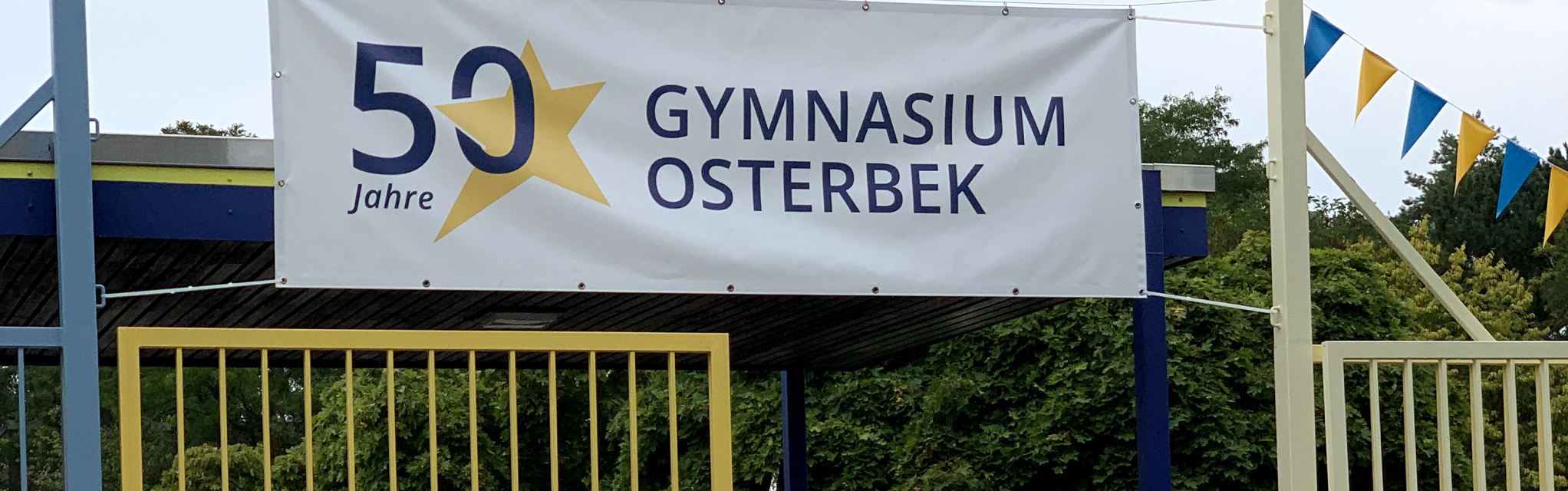 Plakat Gymnasium Osterbek vor Schultor