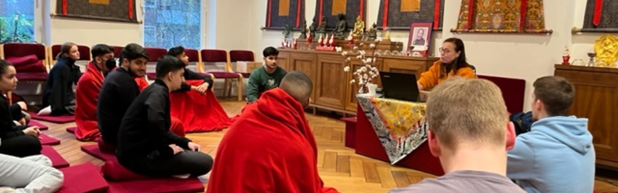 News-Bild: Der Religionskurs aus dem S4 besucht das tibetische Zentrum
