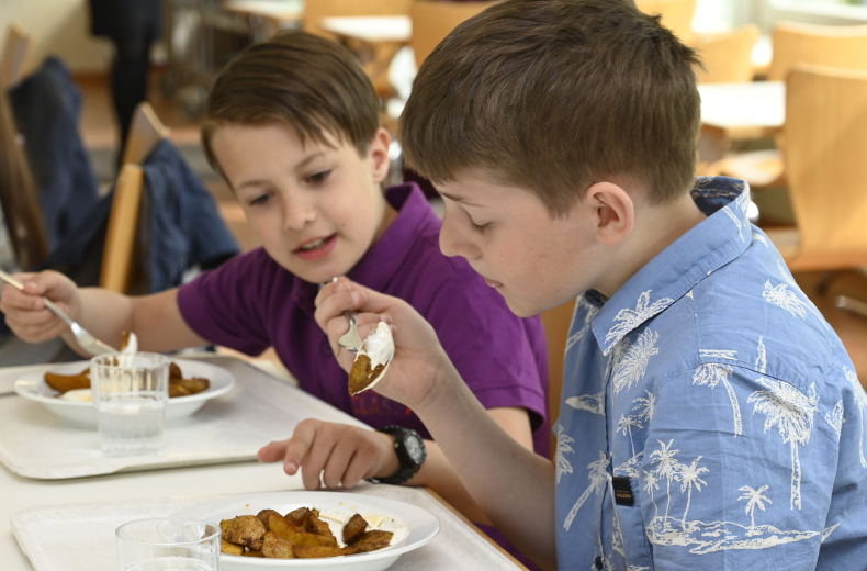 Zwei Jungen beim Essen in der Mensa